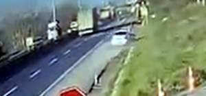 Otomobil yol kenarındaki beton parçasına çarptı; 5 yaralı