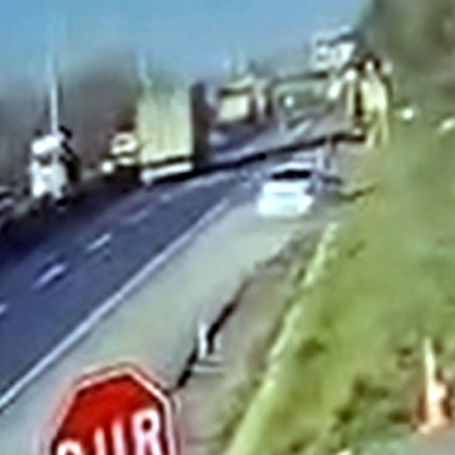 Otomobil yol kenarındaki beton parçasına çarptı; 5 yaralı