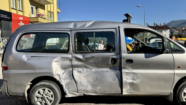 Fethiye'de minibüs ile kamyonetin çarpıştığı kazada 13 kişi yaralandı