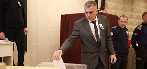 Şehzadeler'in yeni başkanı Hakan Şimşek oldu
CHP'li Meclis üyesi partisinin grup kararına uymayarak aday oldu, seçimler uzadı
İki CHP'li adayın yarıştığı seçimi 2. turda CHP'nin adayı Hakan Şimşek kazanarak Şehzadeler'in yeni Belediye Başkanı oldu