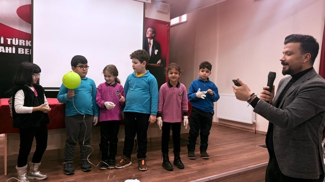 Yazar Gönen, mezun olduğu ilkokulda öğrencilerle buluştu