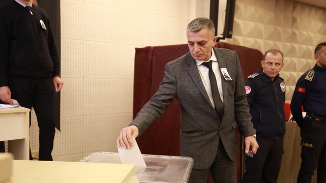 Şehzadeler'in yeni başkanı Hakan Şimşek oldu
CHP'li Meclis üyesi partisinin grup kararına uymayarak aday oldu, seçimler uzadı
İki CHP'li adayın yarıştığı seçimi 2. turda CHP'nin adayı Hakan Şimşek kazanarak Şehzadeler'in yeni Belediye Başkanı oldu