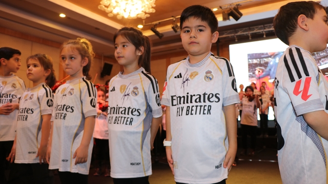 Sahne minik Arda Güler'lerle doldu: Güler ailesi göz yaşlarını tutamadı
Real Madrid'in yıldızı Arda Güler, "Başarılar kazanıp sizi gururlandırmak benim için paha biçilemez"