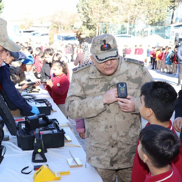 Jandarma, öğrencilere yerli savunma sanayiyi anlattı