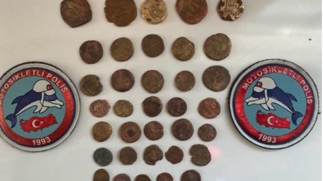 Mardin'de tarihi eser niteliğinde hayvan figürlü heykel ve 45 sikke ele geçirildi