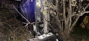 Hafif ticari araçla çarpışan otomobil tarlaya devrildi: 5 yaralı