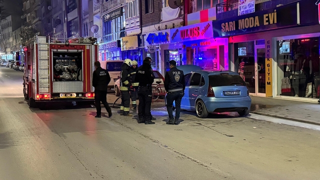 Ereğli'de park halindeki otomobilde yangın çıktı