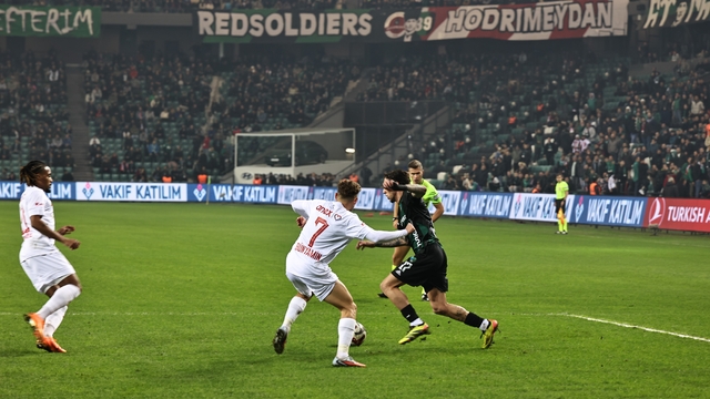 Trendyol Süper Lig: Kocaelispor: 2 - Antalyaspor: 1 (İlk yarı)