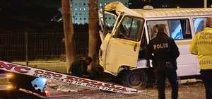 Minibüs refüje çıktı: Alkollü sürücü yaralandı