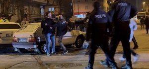 Kazada savrulan otomobil kaldırımdaki yayalara çarptı: 4 yaralı
Kaldırımdaki kızına otomobil çarpan baba aracı tekmeleyerek tepki gösterdi