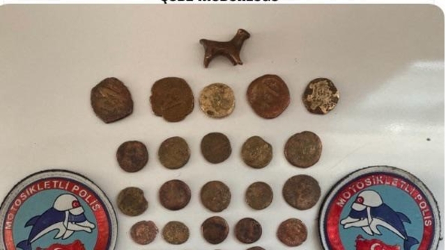 Mardin'de tarihi eser operasyonu: 45 sikke ve hayvan figürlü heykel ele geçirildi