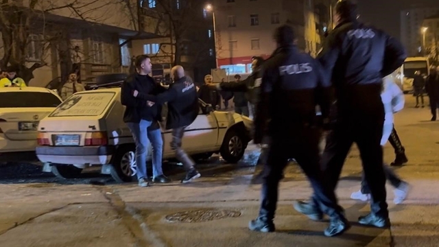 Kazada savrulan otomobil kaldırımdaki yayalara çarptı: 4 yaralı
Kaldırımdaki kızına otomobil çarpan baba aracı tekmeleyerek tepki gösterdi