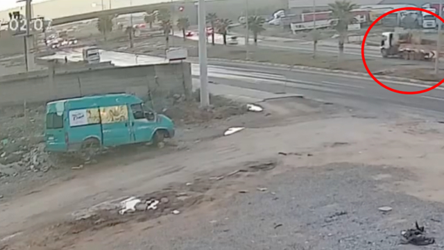 Şırnak'ta vinç, kavşaktaki 6 araca çarptı; 7 yaralı (2)