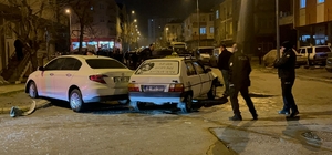 Kayseri’de 2 otomobilin çarpışması sonucu 2'si yaya 4 kişi yaralandı; kızının yaralandığını duyan baba tepki gösterdi