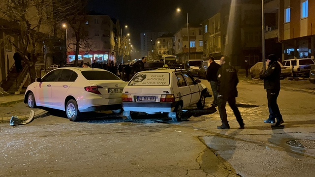 Kayseri'de 2 otomobilin çarpışması sonucu 2'si yaya 4 kişi yaralandı; kızının yaralandığını duyan baba tepki gösterdi