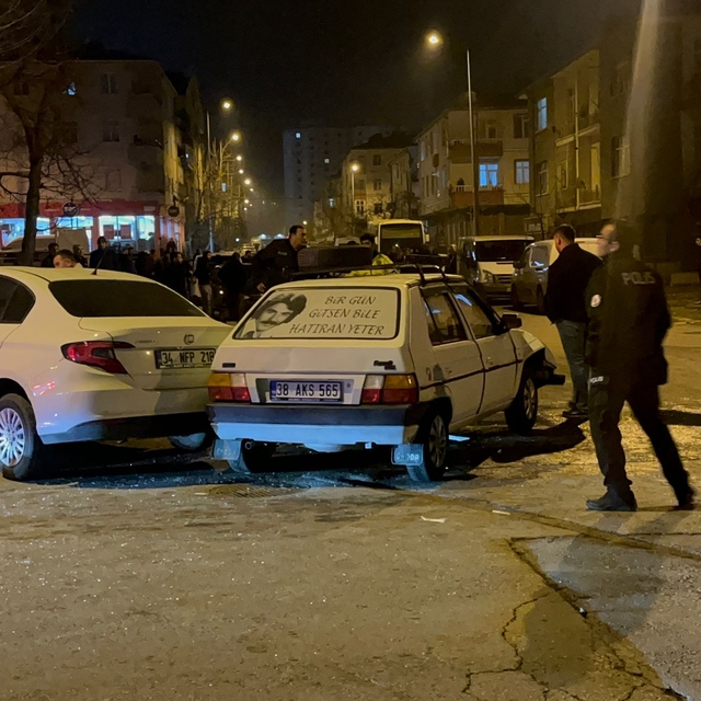 Kayseri'de 2 otomobilin çarpışması sonucu 2'si yaya 4 kişi yaralandı; kızın...