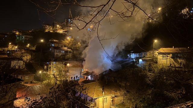 Zonguldak'ta bir evin çatısında çıkan yangın söndürüldü