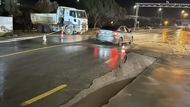 Bodrum'da ana su isale hattı patladı, asfalt çöktü