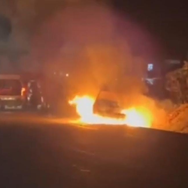 Şanlıurfa'da bir kişi otomobilini ateşe verdi