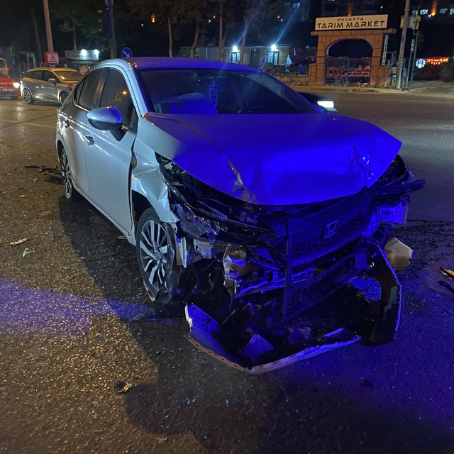 Bursa'da kavşakta feci kaza: 1 ağır yaralı