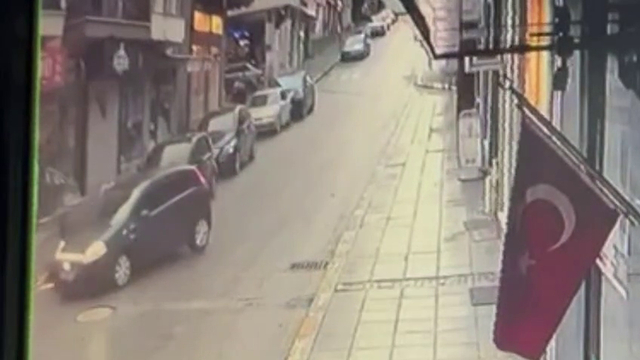 Otomobil ile çarpışan motosikletin sürücüsü yaralandı; kaza anı kamerada