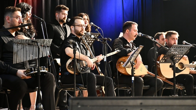 Adliye mensupları, meslektaşlarının konserinde doyasıya eğlendi
Konserde Başsavcı Korkmaz'da şarkı seslendirdi