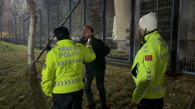 Kayseri'de polisin 'dur' ihtarına uymayarak, kaçan alkollü sürücü alkometreyi üflemek için direndi