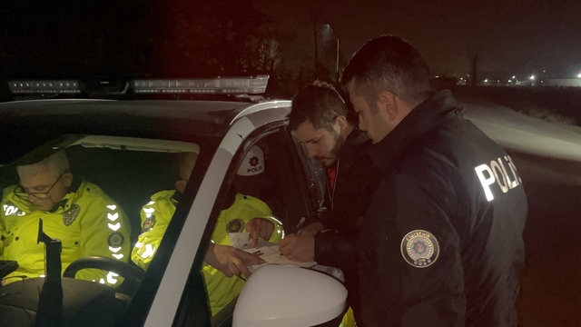 Alkolden 2 kez ehliyetini kaptıran sürücü kazada 3'üncü kez yakalandı
Alkollü ve ehliyetsiz sürücünün çarptığı yaya ağır yaralandı