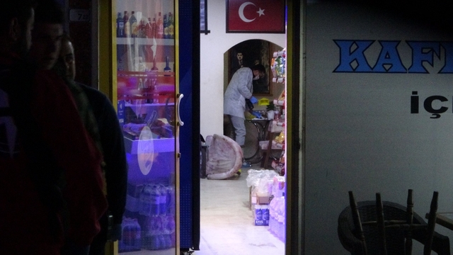 Antalya'da markette cinayet: 2 ölü
Market sahibi, çıkan tartışmada 2 kişiyi tabancayla vurarak öldürdü