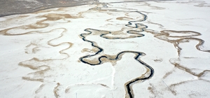 Karla beyaza bürünen Göle Ovası'ndaki menderesler dronla görüntülendi