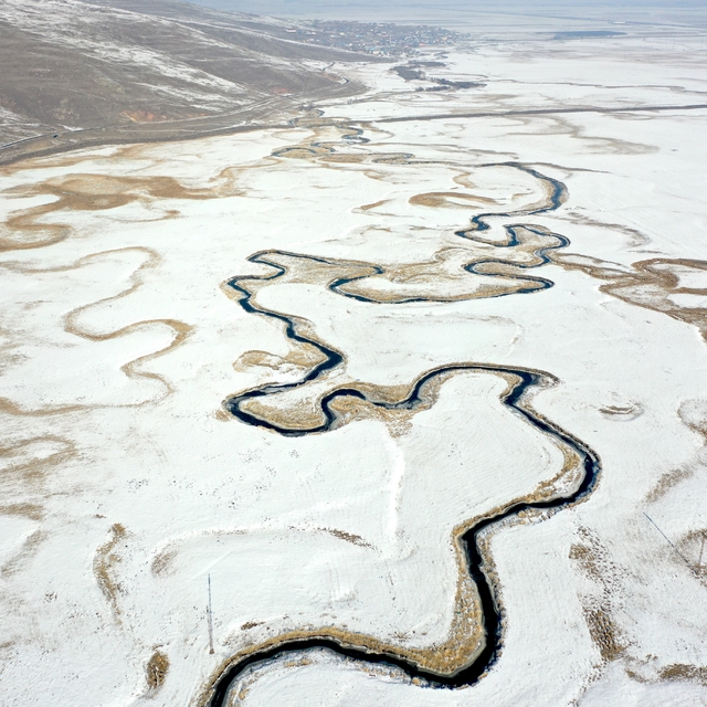 Karla beyaza bürünen Göle Ovası'ndaki menderesler dronla görüntülendi