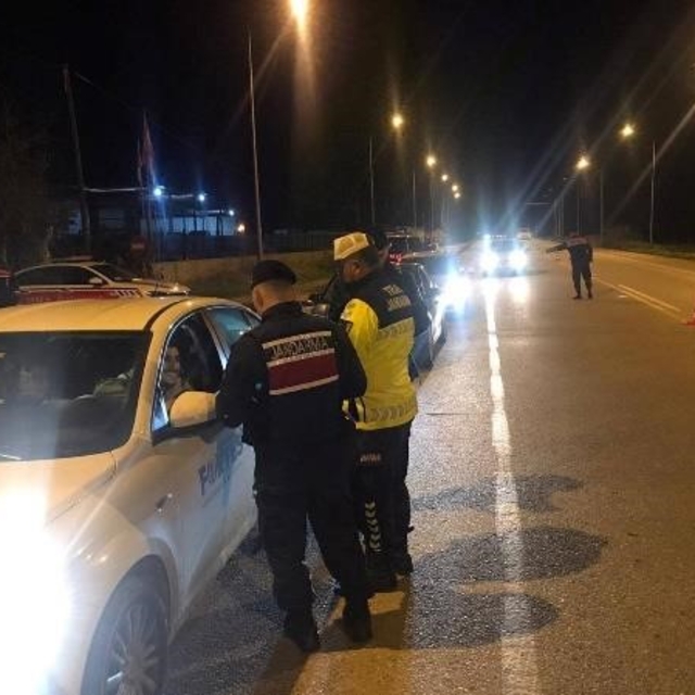 Kurallara uymayan 8 sürücü ve 9 araç trafikten men edildi