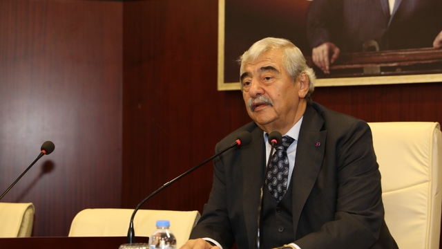 TOBB Gaziantep Genç Girişimciler Kurulu Toplantısı
SANKO Holding Onursal Başkanı Abdulkadir Konukoğlu:
"Üniversite eğitimi almış, yabancı dil bilen genç girişimciler, bayrağı devredeceğimiz yarının başarılı iş insanlarıdır"
"Mutlaka insana dokunun; diliniz yapıcı, üslübunuz sakin olsun"
"Tekstil sektörü şu an sıkıntılı ama bu tekstilin doğasında var. Bir dönem sıkıntı yaşayan tekstil, gün gelir fazlası ile kazandırır"