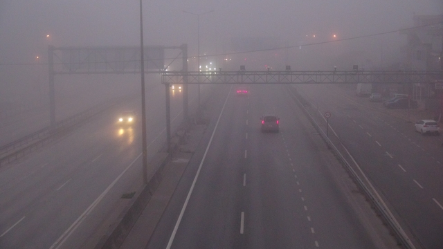 Kocaeli'de yoğun sis trafiği olumsuz etkiledi: Görüş mesafesi 75 metreye düştü