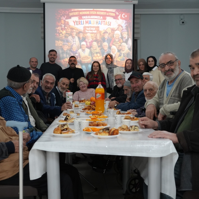 Çocuklar gibi şendiler: Yerli Malı Haftası Bayburt'taki huzurevinde neşeyle...