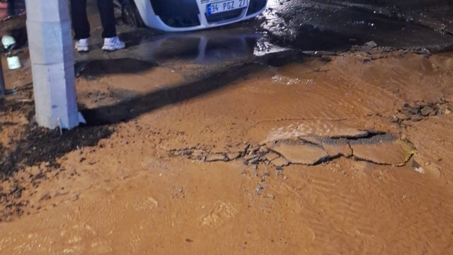 Bodrum'da ana su hattı patladı, yol çöktü