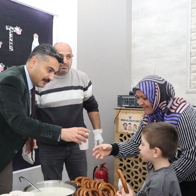 Öğrencilere süt ve simit ikramı