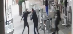 Bursa'da baba-oğuldan kan donduran saldırı...
"Kavgayı neden ayırmıyorsunuz" diyerek palayla saldırdılar, 3 kişiyi yaraladılar
Saldırganı sandalyeyle durdurdu, korku dolu anlar kameraya yansıdı