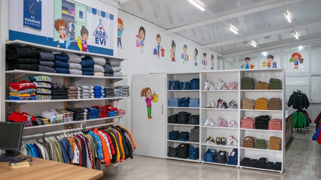 Ada Kıyafet Evi Kuşadası'nda dayanışmanın örneği oluyor