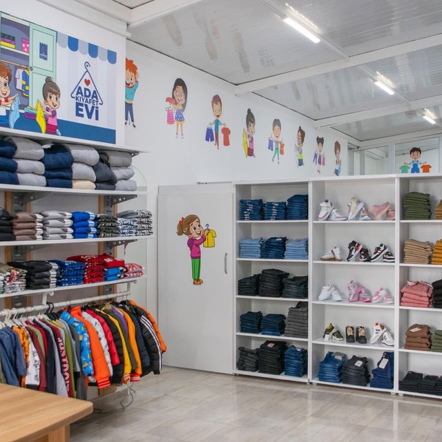 Ada Kıyafet Evi Kuşadası'nda dayanışmanın örneği oluyor