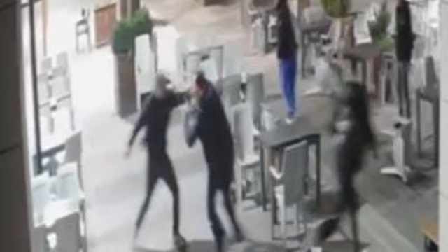 Bursa'da baba-oğuldan kan donduran saldırı...
"Kavgayı neden ayırmıyorsunuz" diyerek palayla saldırdılar, 3 kişiyi yaraladılar
Saldırganı sandalyeyle durdurdu, korku dolu anlar kameraya yansıdı