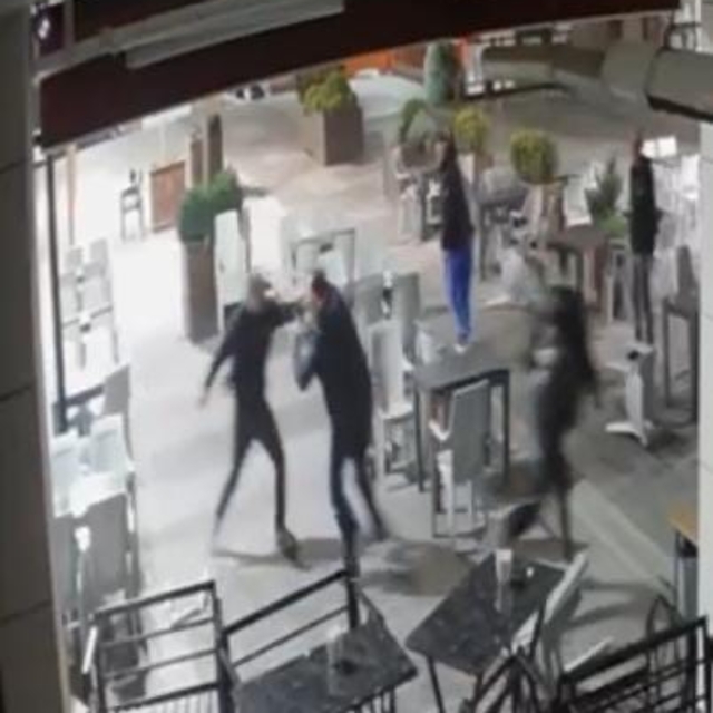 Bursa'da baba-oğuldan kan donduran saldırı...
"Kavgayı neden ayırmıyorsunuz...