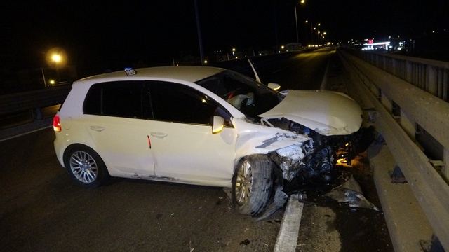 Otomobil bariyerlere çarptı: 2 yaralı