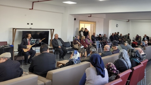 Huzurevi sakinlerine özel konser
Yaşlılar, sanatçı Yaşar Aydın'ın şarkılarıyla keyifli vakit geçirdi