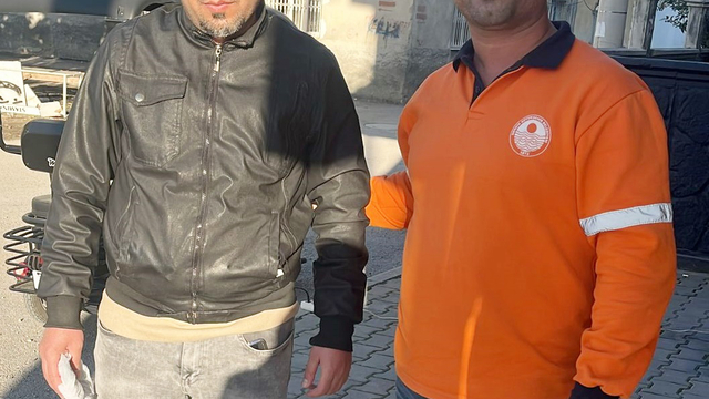 Mersin'de belediye çalışanının bulduğu para ve kimlik sahibine teslim edildi