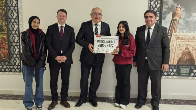 Sivas'ta okuma ve bilgi yarışmasında dereceye giren öğrenciler ödüllendirildi