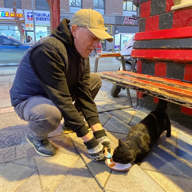 Bu taksi durağı esnafın hayvan sevgisi ile öne çıkıyor
Taksici esnafı, dura...