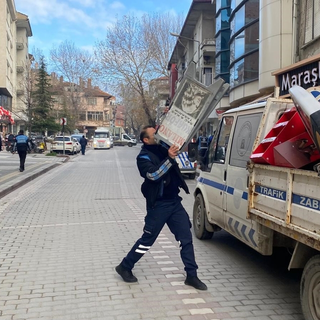 Tavşanlı'da yaya yolunu işgal eden duba ve reklam panoları toplanıyor