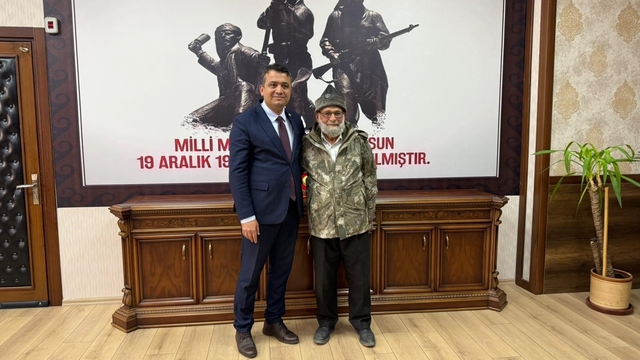 Mandalinaları Mehmetçiğe ulaştıran elmacı dede, Dörtyol'a selamla döndü