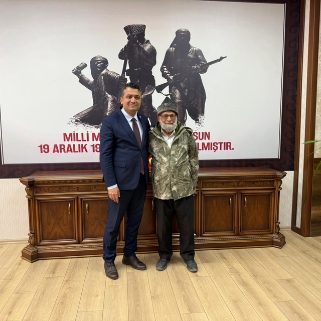 Mandalinaları Mehmetçiğe ulaştıran elmacı dede, Dörtyol'a selamla döndü